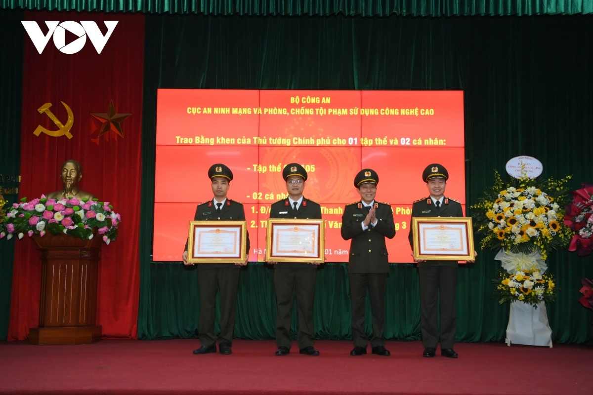 Đại úy Lê Thế Văn nhận bằng khen của Thủ tướng Chính phủ.