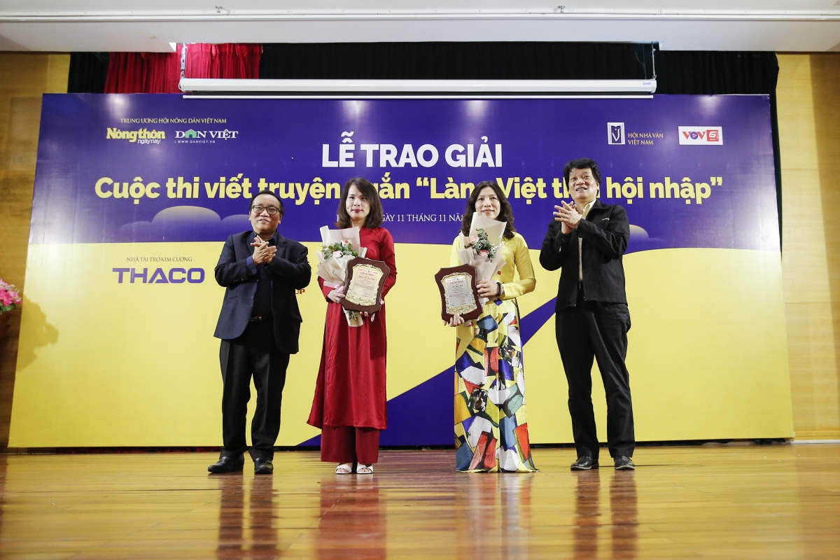 Nhà thơ Trần Đăng Khoa và đại diện nhà tài trợ trao Giải Nhì cho đại diện 2 tác giả Nguyễn Thị Minh Thúy và Lê Ngọc Hạnh.
