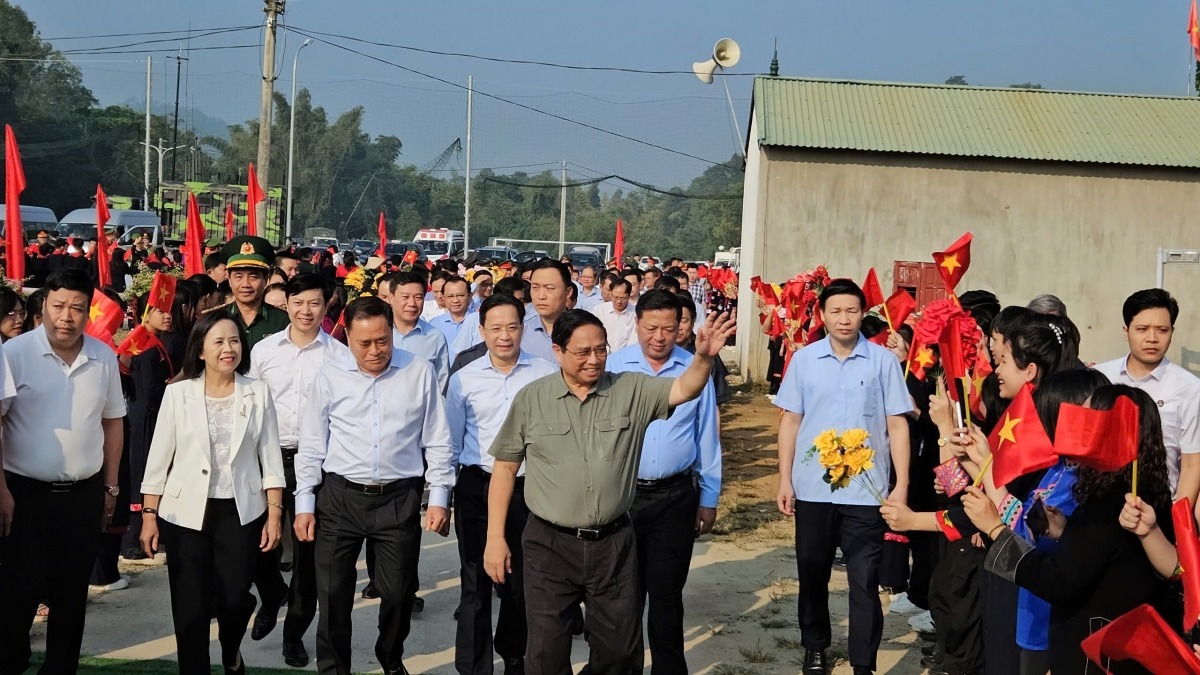 Đông đảo bà con các dân tộc và các cháu thiếu nhi trên địa bàn khu dân cư nhiệt liệt chào đón Thủ tướng và các đại biểu.