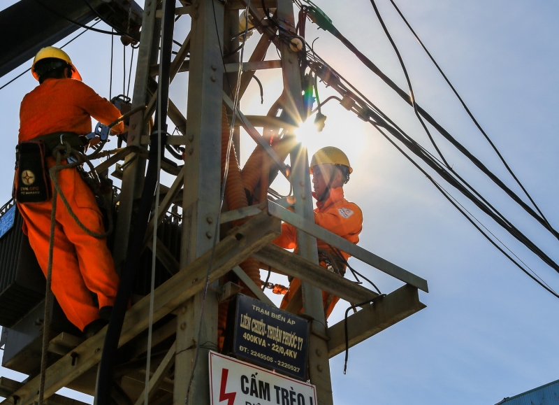 Công nhân ngành điện tranh thủ sửa chữa bảo dưỡng đường dây để hạn chế cắt điện lúc nắng nóng.