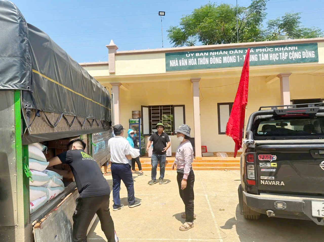 Anh Hoàng Trung Kiên (người đội mũ cối) trong chuyến từ thiện về thôn Đồng Mòng, xã Phúc Khánh, huyện Bảo Yên, Lào Cai. 