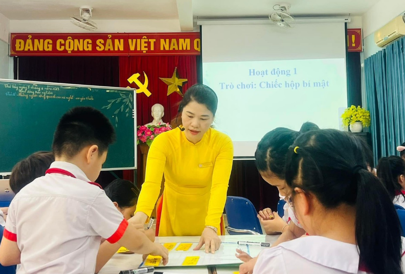 Trường Tiểu học Huỳnh Ngọc Huệ có tỉ lệ 100% học sinh tham gia bảo hiểm y tế.