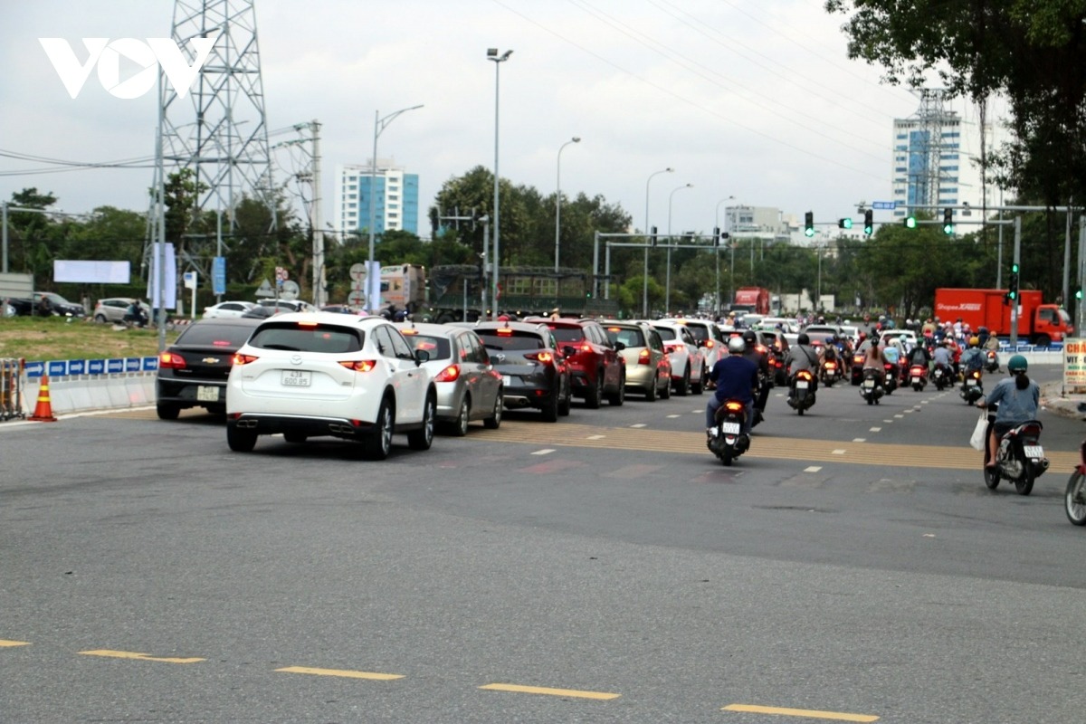 Cầu Hòa Xuân giao cắt với nhiều con đường vào trung tâm thành phố Đà Nẵng.