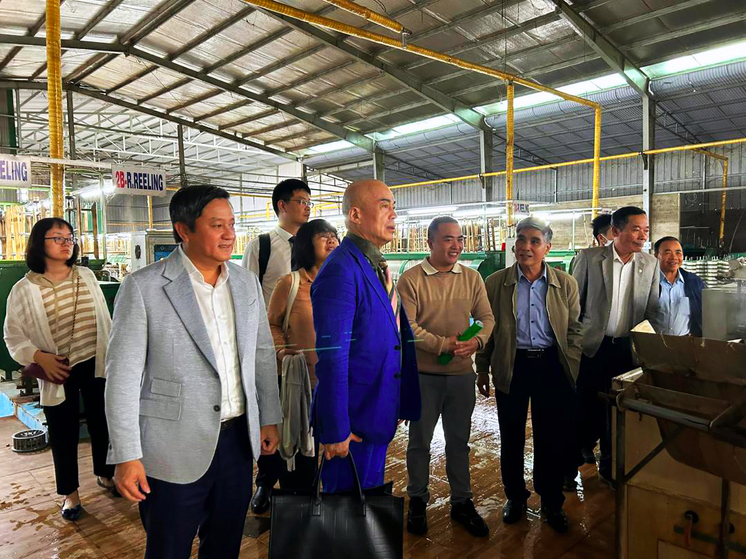 Ông Lê Thái Vũ, Phó Chủ tịch Viseria (giữa) tiếp ông Zhang Guoqiuang (áo xanh), Chủ tịch Đại hội đồng các thành viên Liên minh tơ lụa Quốc tế (ISU) dẫn đầu đoàn đến thăm Trung tâm Nghiên cứu Dâu tơ tằm Việt Nam và Hiệp hội Dâu tằm tơ Việt Nam tại Bảo Lộc.