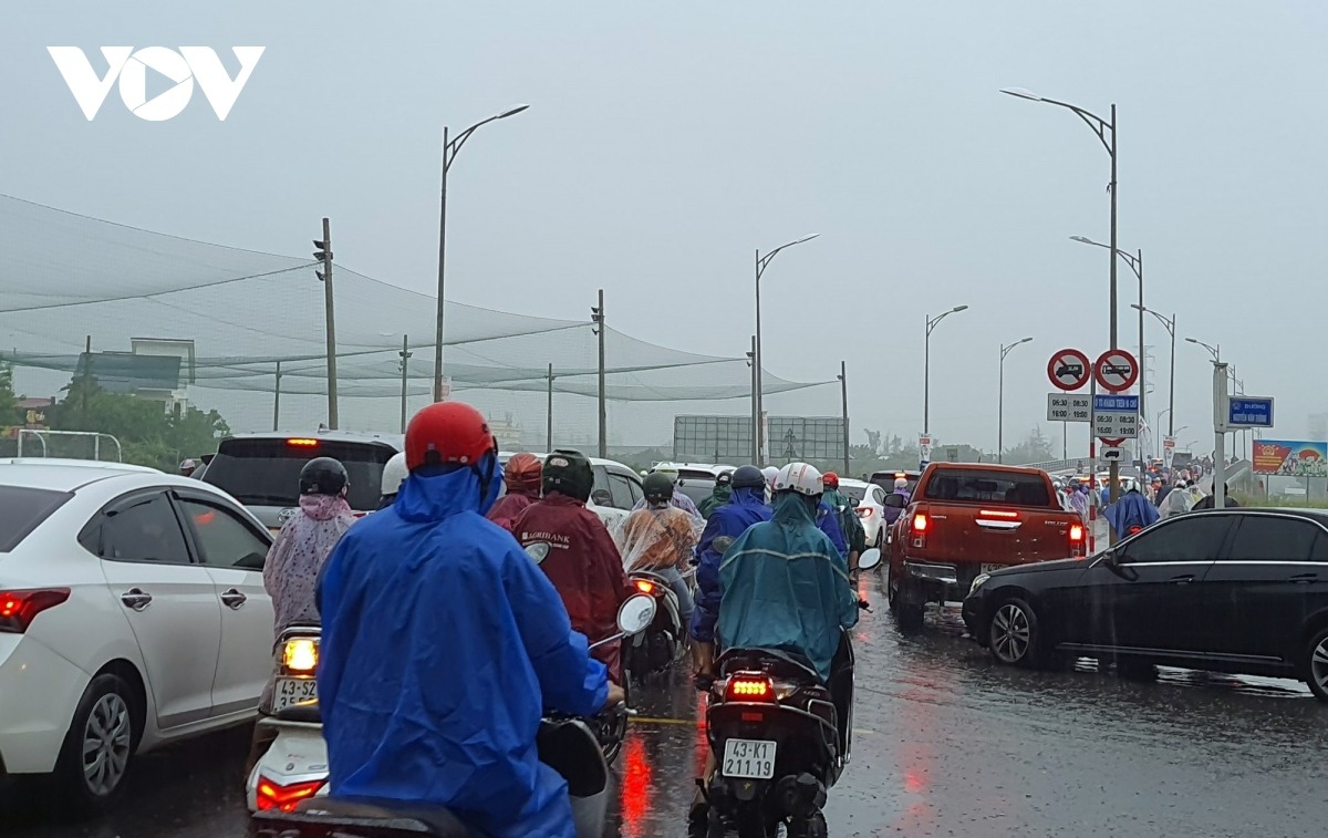 Cầu Hòa Xuân thường ùn tắc khi trời mưa, giờ cao điểm.