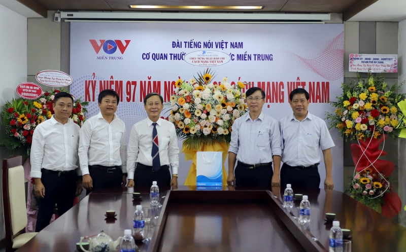 Đại diện Lãnh đạo VNPT Đà Nẵng thăm, chúc mừng VOV miền Trung.