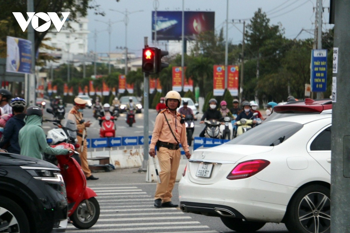 Cảnh sát giao thông phải túc trực điều phối giao thông tại nút giao cầu Hòa Xuân.