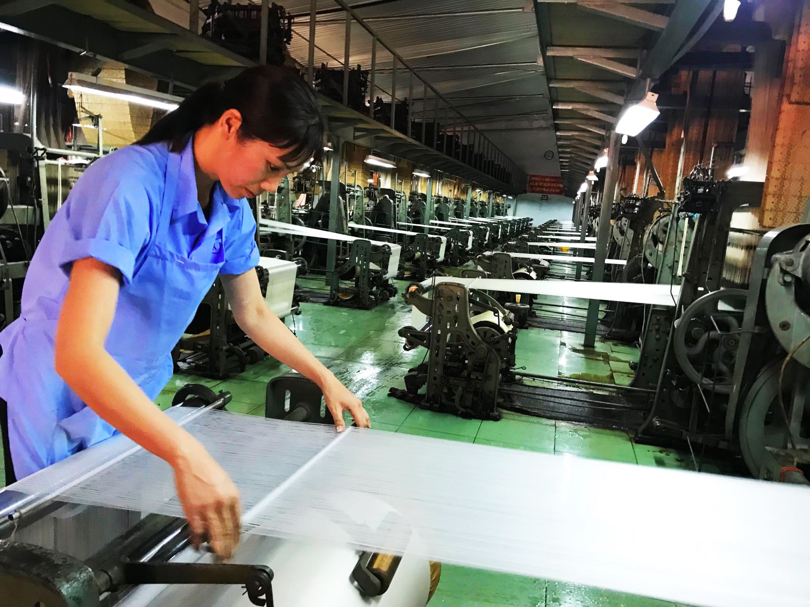 Đầu tư công nghệ hiện đại mang lại chất lượng cho vải - lụa Việt.
