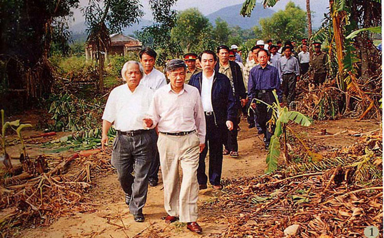 Tổng Bí thư Lê Khả Phiêu thăm nhân dân vùng bị lũ lụt tàn phá nặng nề tại xã Đại Quan, Đại Lộc, Quảng Nam.   Ảnh: Tư liệu