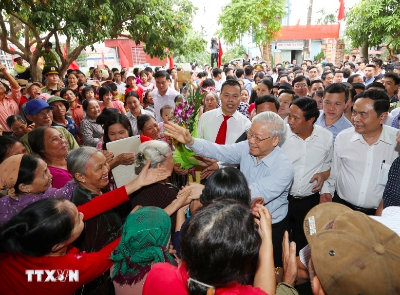 Tổng Bí thư Nguyễn Phú Trọng với nhân dân thôn Thượng Điện, xã Vinh Quang, huyện Vĩnh Bảo trong Ngày hội Đại đoàn kết toàn dân tộc thành phố Hải Phòng (15/11/2017). (Ảnh: Trí Dũng/TTXVN)