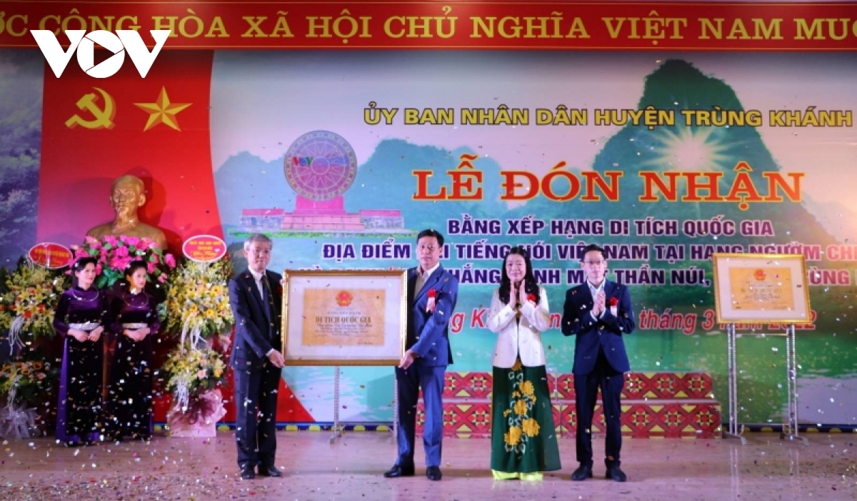 Lãnh đạo huyện Trùng Khánh (Cao Bằng) đón nhận Bằng xếp hạng Di tích quốc gia địa điểm Đài TNVN tại hang Ngườm Chiêng.