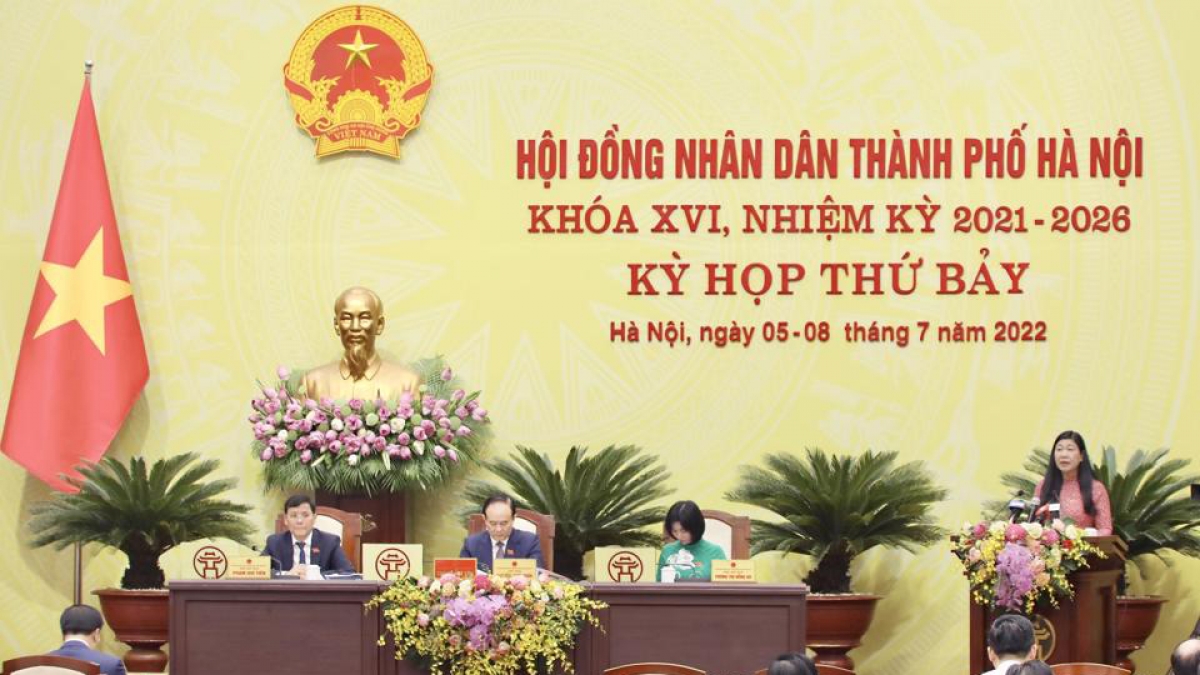 Chủ tịch Ủy ban MTTQ Việt Nam TP Nguyễn Lan Hương trình bày báo cáo tại kỳ họp.
