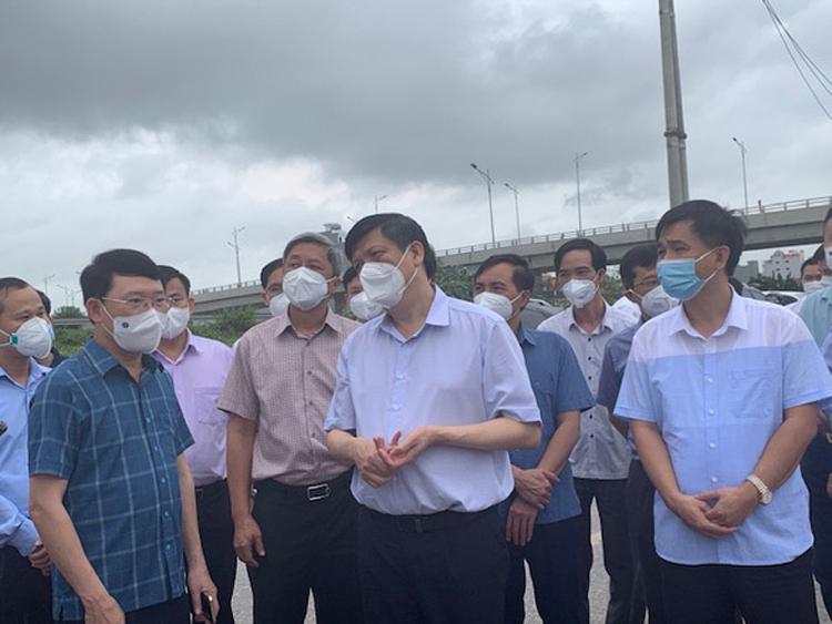 Bộ trưởng Nguyễn Thanh Long (ở giữa) trao đổi với Chủ tịch tỉnh Bắc Giang Lê Ánh Dương (bên trái) khi đi thị sát tại Khu công nghiệp Quang Châu, Bắc Giang sáng nay 18/5.