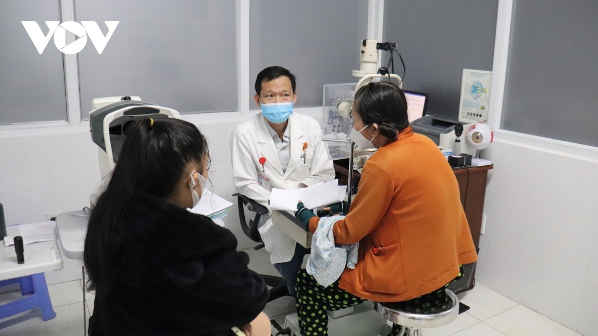 Thiếu tá, bác sĩ Huỳnh Hữu Nguyên tư vấn cho bệnh nhân đến khám mắt.