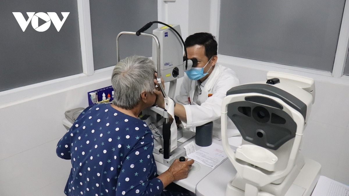 Bác sĩ Huỳnh Hữu Nguyên khám bệnh nhân mắt.