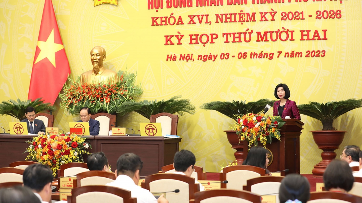 Phó Chủ tịch Thường trực HĐND Thành phố Phùng Thị Hồng Hà, báo cáo tổng hợp ý kiến thảo luận.
