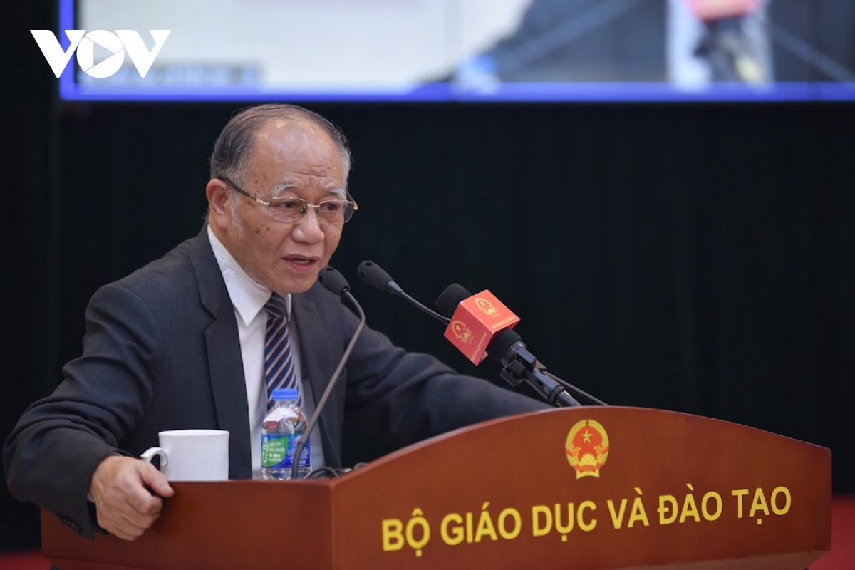 GS.TS Hoàng Chí Bảo, chuyên gia cao cấp, nguyên Uỷ viên Hội đồng Lý luận Trung ương tham luận tại hội nghị.