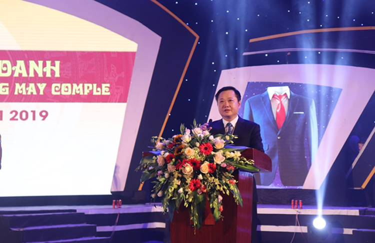 Ông Lê Ngọc Anh - Bí thư Huyện ủy Phú Xuyên phát biểu tại lễ hội Vinh danh làng nghề.