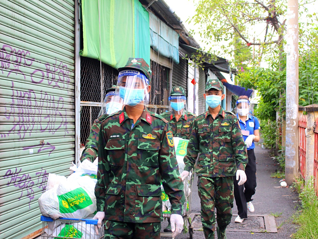 Để giúp người dân TP.HCM yên tâm ở nhà chống dịch, các chiến sĩ bộ đội đã được huy động để đi chợ cho dân.