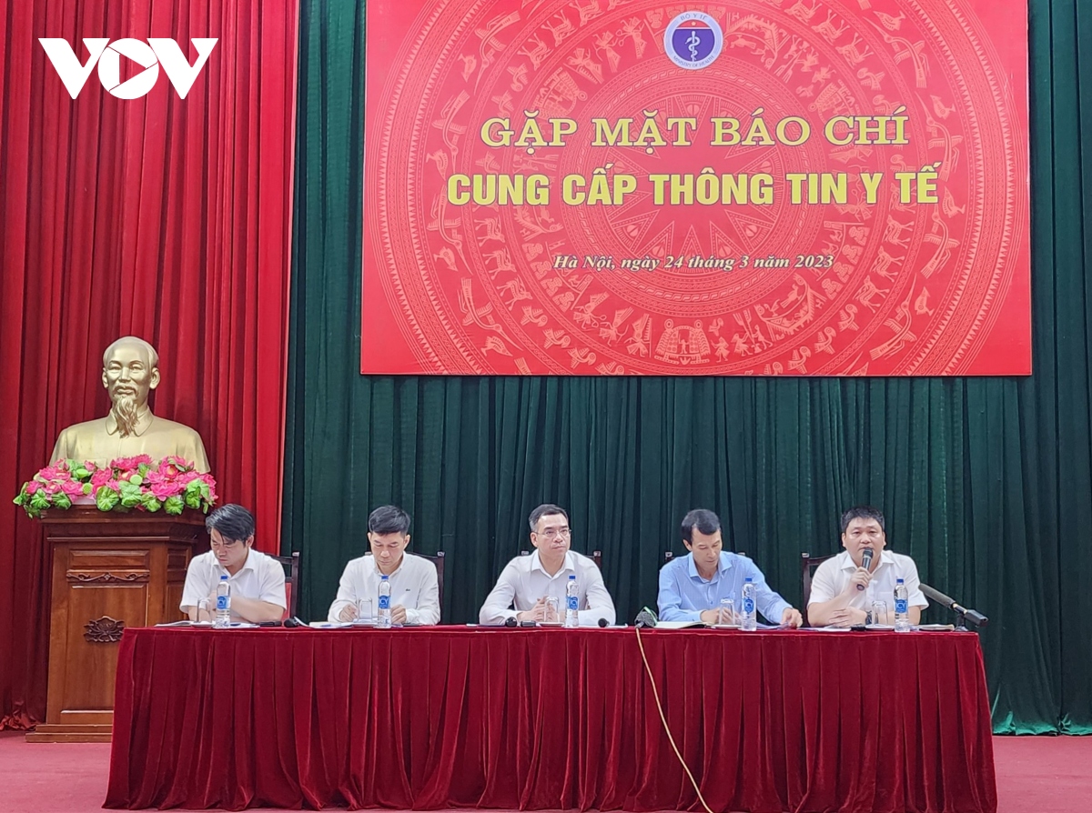 Ông Nguyễn Tử Hiếu, Phó Vụ trưởng Vụ Trang thiết bị và công trình y tế (ngoài cùng bên phải) trả lời câu hỏi của báo chí.