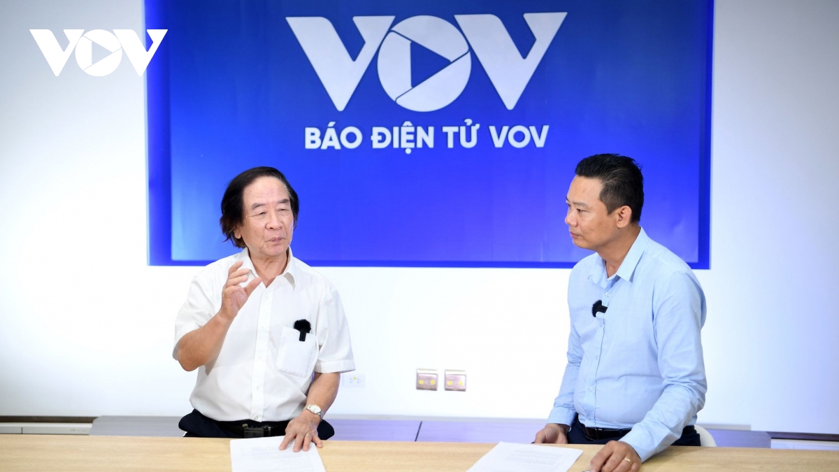 Chuyên gia giao thông Nguyễn Xuân Thủy (bìa trái) trả lời phỏng vấn trên VOV.VN.