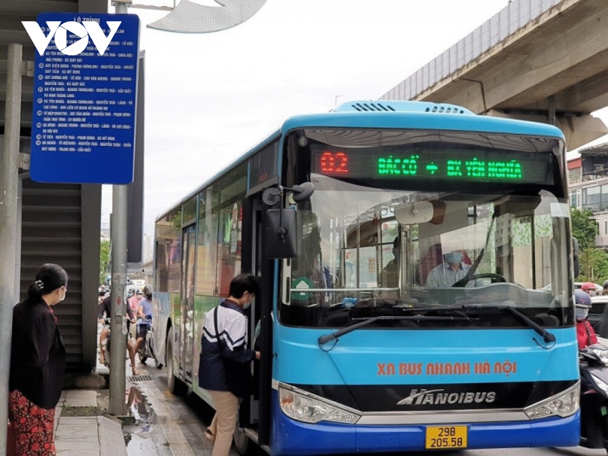 Các tuyến xe buýt ở Hà Nội bắt đầu chạy từ hôm qua (14/10) nhưng cũng chưa nhiều khách đi.