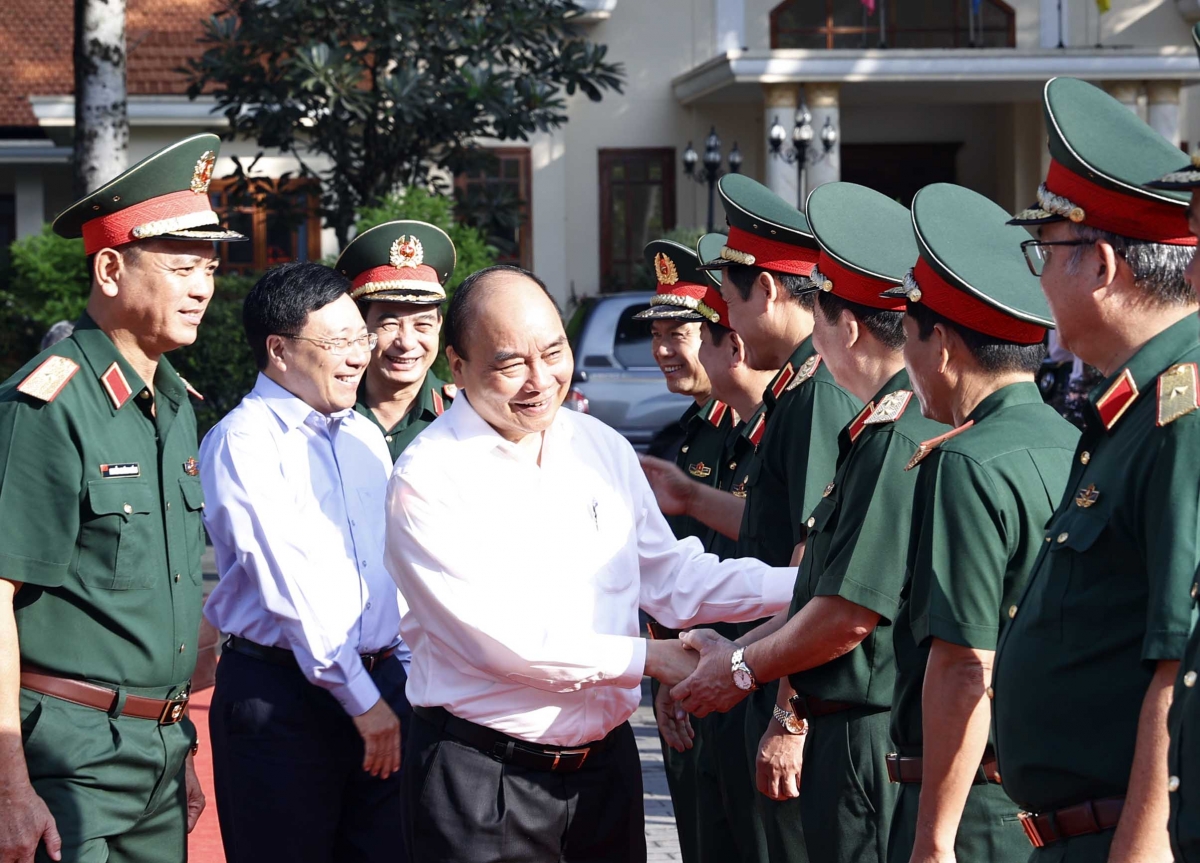 Lãnh đạo Quân khu 7 đón Chủ tịch nước Nguyễn Xuân Phúc chủ trì Hội thảo.
