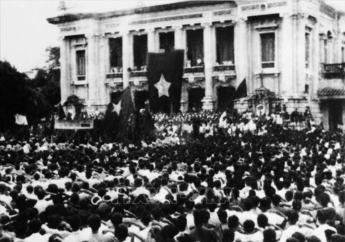 Cuộc mít tinh phát động khởi nghĩa giành chính quyền do Mặt trận Việt Minh tổ chức tại Nhà hát Lớn Hà Nội ngày 19/8/1945. (Ảnh: Tư liệu - TTXVN).