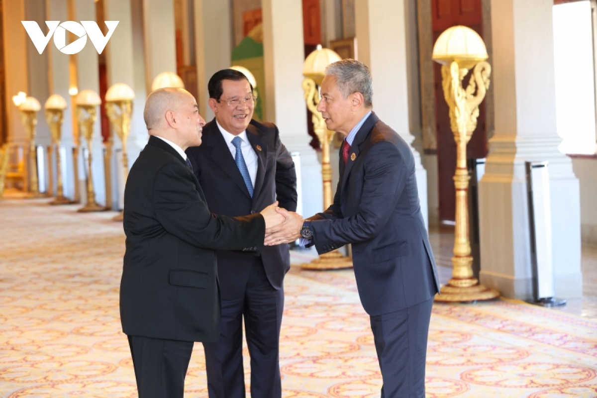 Lãnh đạo các nước ASEAN tiếp kiến Quốc vương Campuchia.