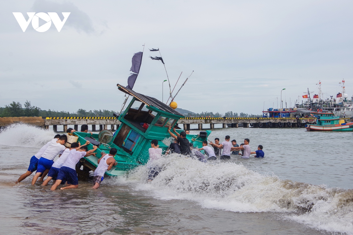 Cán bộ, chiến sĩ Vùng 5 Hải quân cứu kéo tàu cá Kiên Giang ra khỏi nơi mắc cạn.