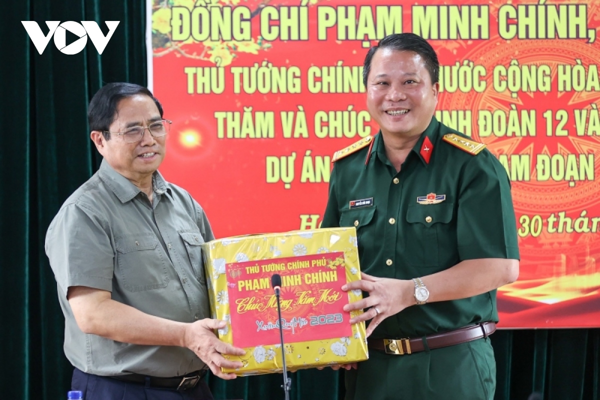 Thủ tướng tặng quà Tết cho đại diện Binh đoàn 12 và các lực lượng thi công dự án cao tốc Bắc Nam đoạn Cần Thơ - Hậu Giang.