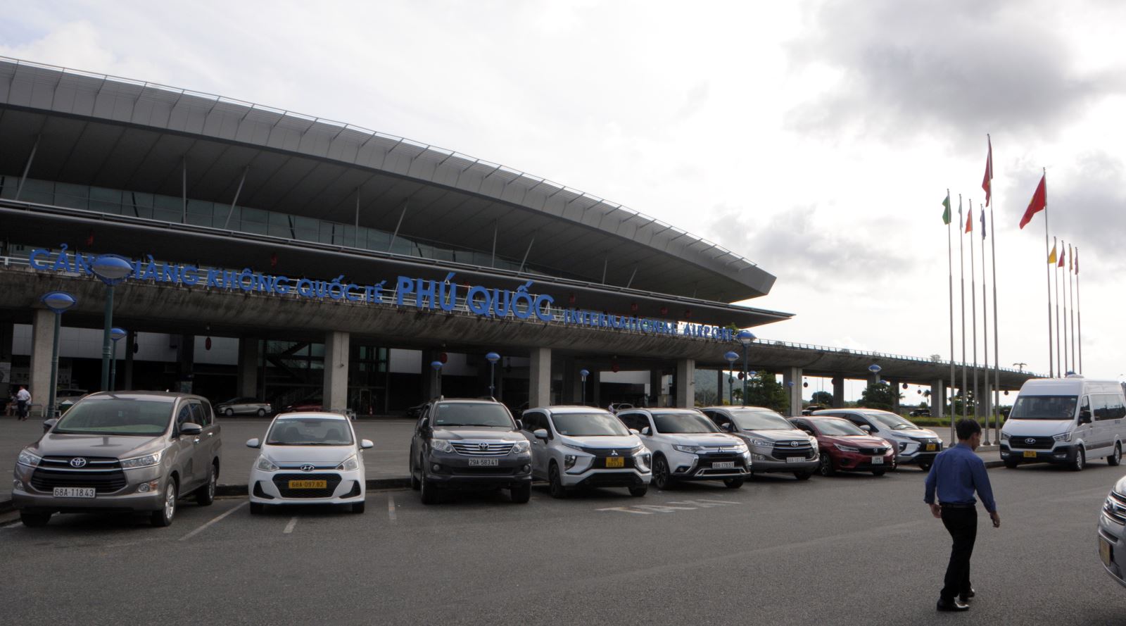 Cảng Hàng không quốc tế Phú Quốc nhộn nhịp xe cộ đón du khách. 