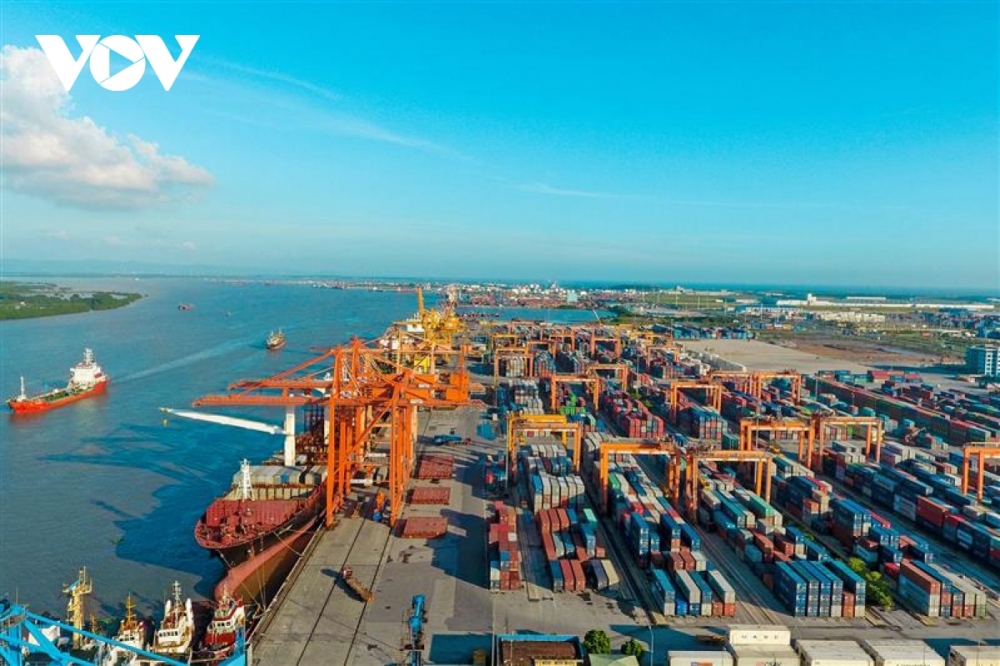 Bốc xếp dỡ hàng hóa container tại cảng Hải Phòng của Tổng Công ty Hàng hải Việt Nam.