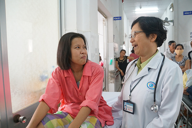 Phép màu đã đến với nhiều bệnh nhân khi gặp bác sĩ Trần Thị Bích Hương.