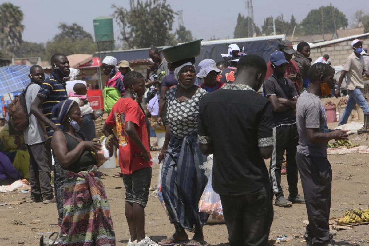 Người dân trong khu chợ đông đúc ở ngoại ô thủ đô Harare, Zimbabwe. Ảnh: AP