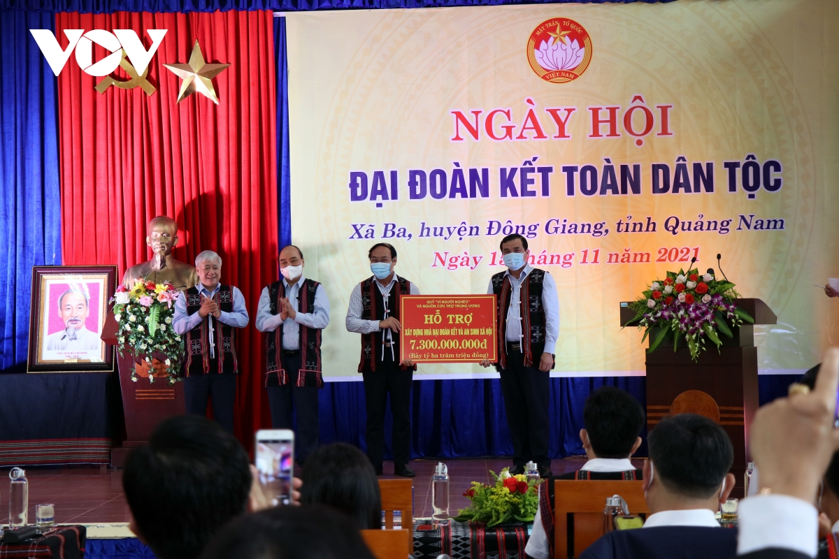 Chủ tịch nước tặng quà 2 huyện Đông Giang và Tây Giang.