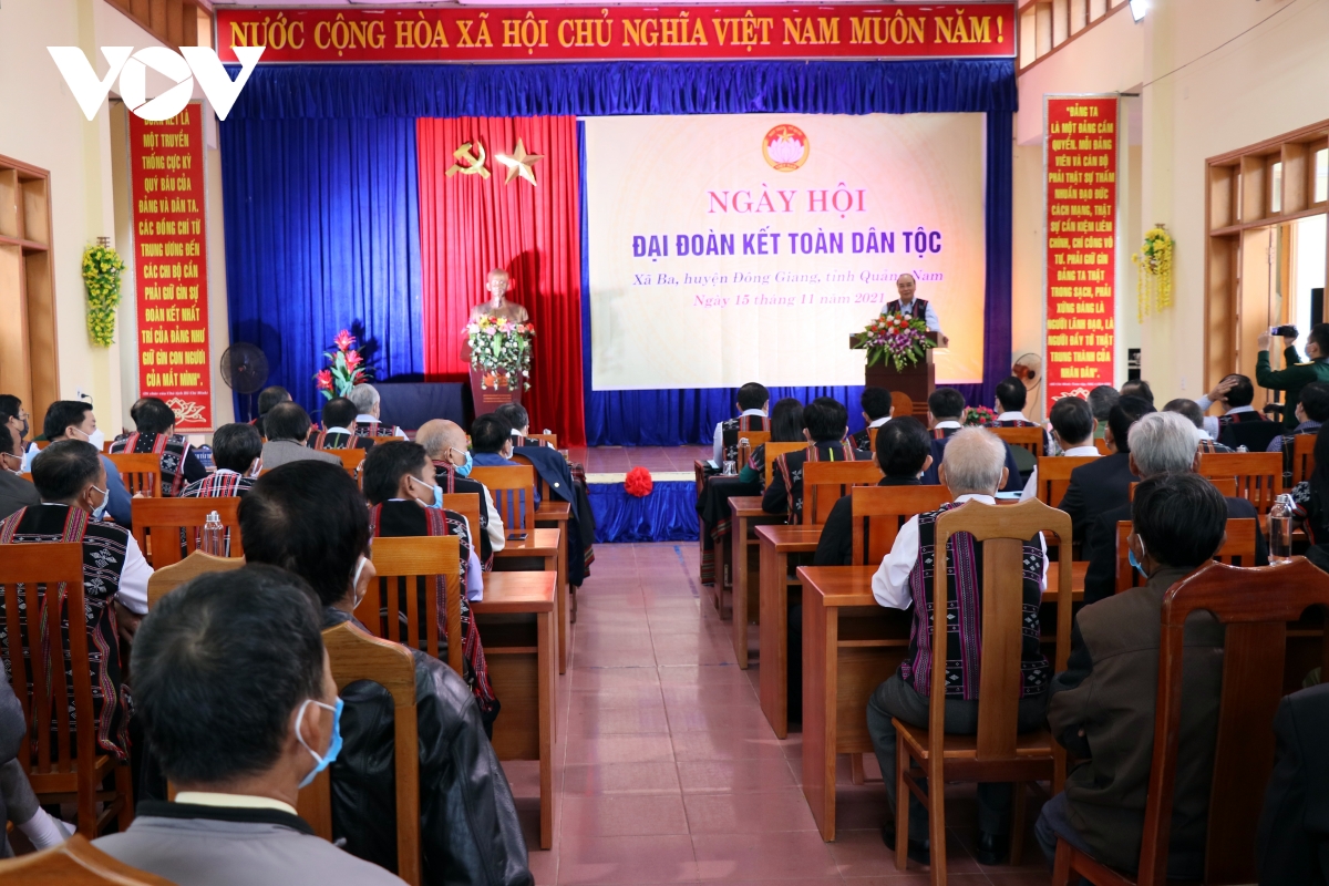 Chủ tịch nước lưu ý Đảng bộ, chính quyền địa phương xã Ba, huyện Đông Giang phải luôn gần dân, sát dân, lắng nghe dân.