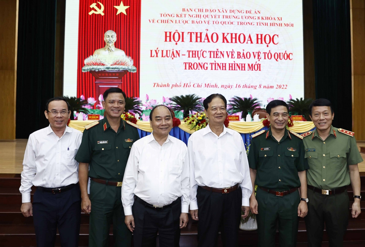Chủ tịch nước Nguyễn Xuân Phúc chụp ảnh cùng các lãnh đạo, nguyên lãnh đạo Đảng, Nhà nước, lãnh đạo một số bộ, ngành, địa phương dự hội thảo.