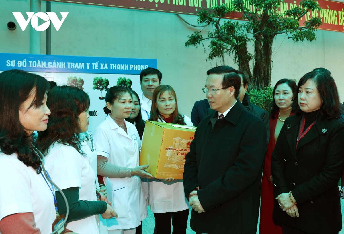 Chủ tịch nước Võ Văn Thưởng thăm, chúc mừng các Thầy thuốc Trạm Y tế xã Thanh Phong (huyện Thanh Liêm, tỉnh Hà Nam.