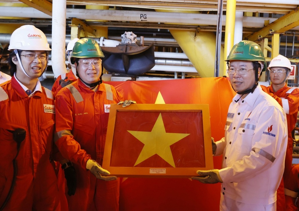 Chủ tịch nước Võ Văn Thưởng tặng cờ Tổ quốc cho người lao động trên giàn khoan.
