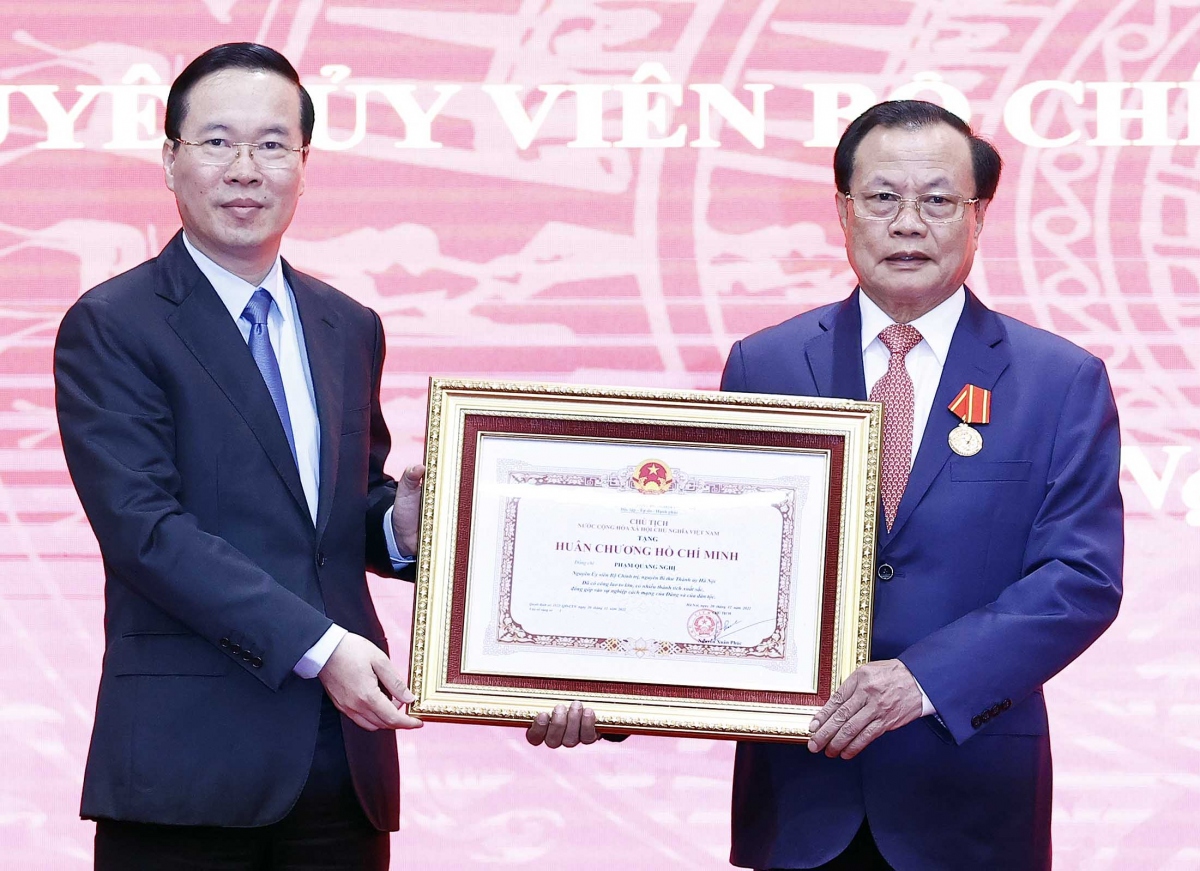 Chủ tịch nước Võ Văn Thưởng thay mặt lãnh đạo Đảng, Nhà nước, trao Huân chương Hồ Chí Minh tặng ông Phạm Quang Nghị.