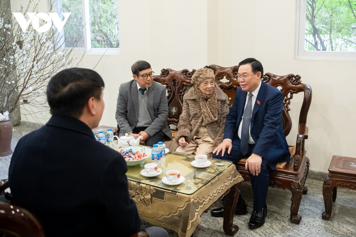 Chủ tịch Quốc hội trò chuyện với cụ Nguyễn Nguyệt Tuệ (nhà văn Nguyệt Tú), phu nhân cố Chủ tịch Quốc hội Lê Quang Đạo.