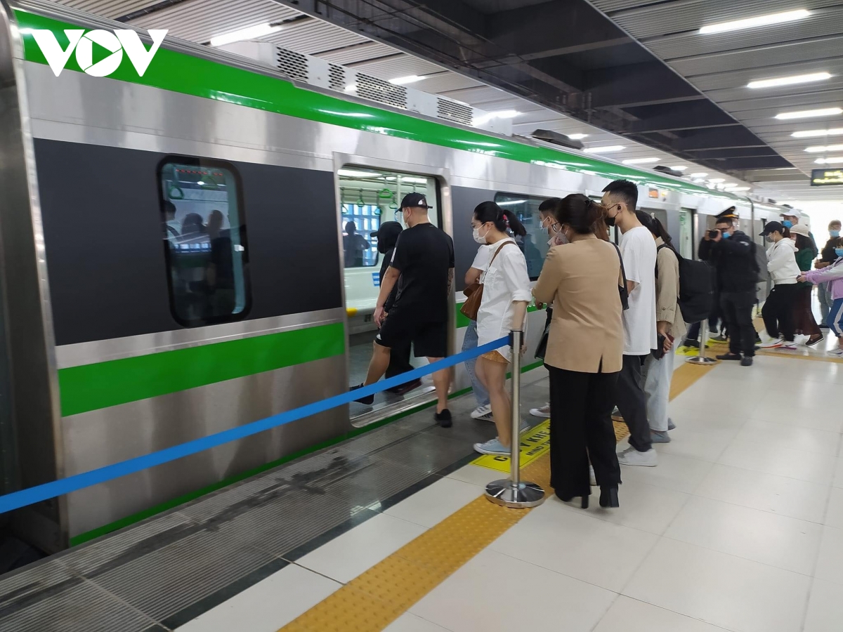 Tuyến đường sắt đô thị (metro) Cát Linh - Hà Đông đã dần thay đổi thói quen đi lại của người dân Thủ đô và hình thành văn hóa di chuyển bằng phương tiện giao thông công cộng.