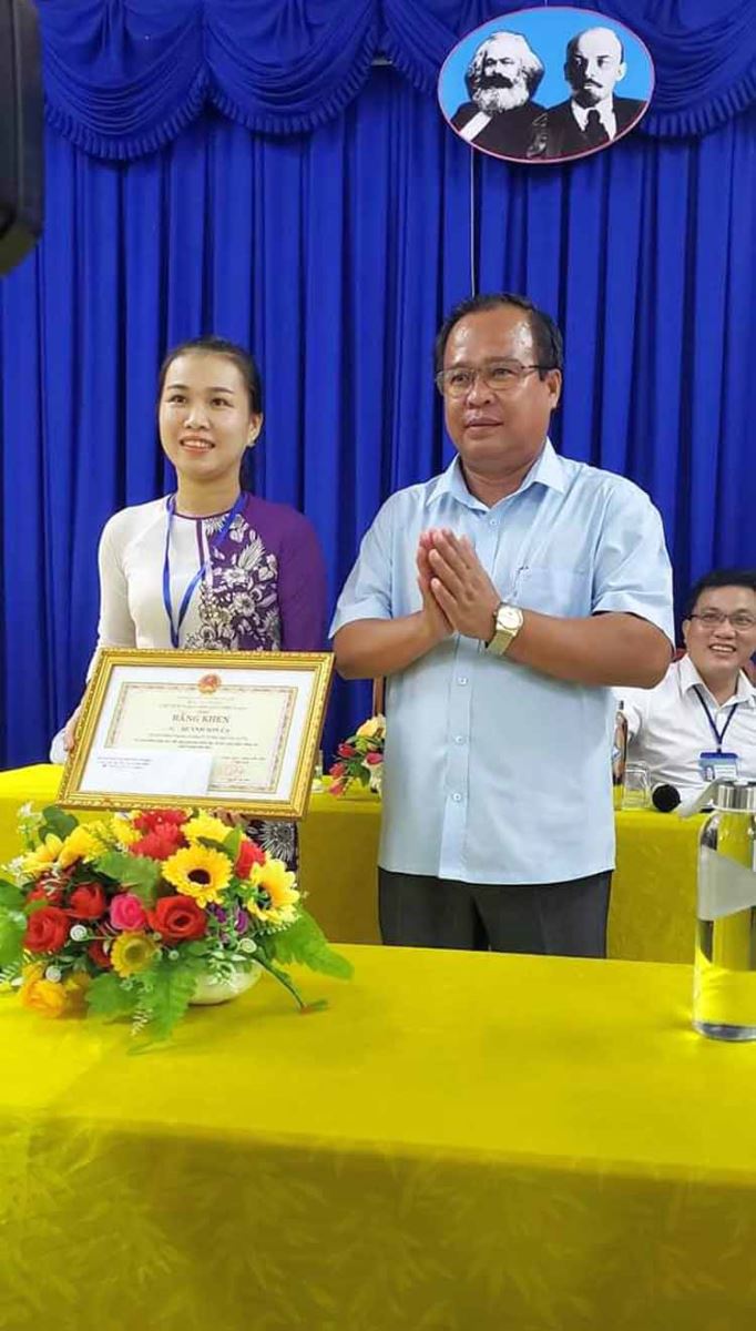 Ông NGuyễn Minh Luân, Giám đốc Sở GD-ĐT Cà Mau trao bằng khen của Chủ tịch UBND tỉnh cho cô giáo Huỳnh Sơn Ca.