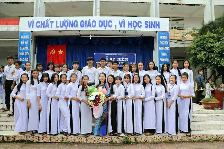Cô Huỳnh Sơn Ca (ôm hoa) cùng hcoj sinh trường THPT Võ Thị Hồng, huyện Trần Văn Thời, tỉnh Cà Mau.