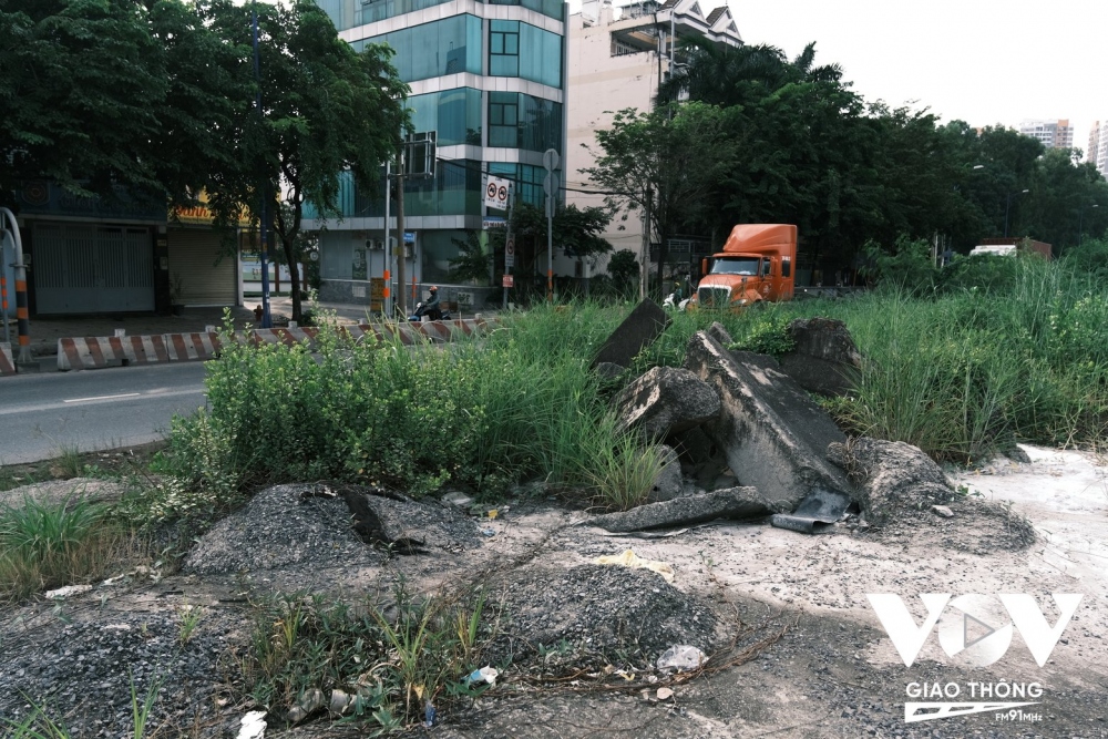 Công trường dự án mở rộng đường Đồng Văn Cống không một bóng người làm việc.