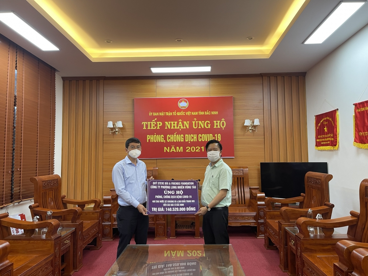 Món quà của Quỹ Steve Bùi & Friends Foundation được trao đến tay các bác sĩ của tỉnh Bắc Ninh.