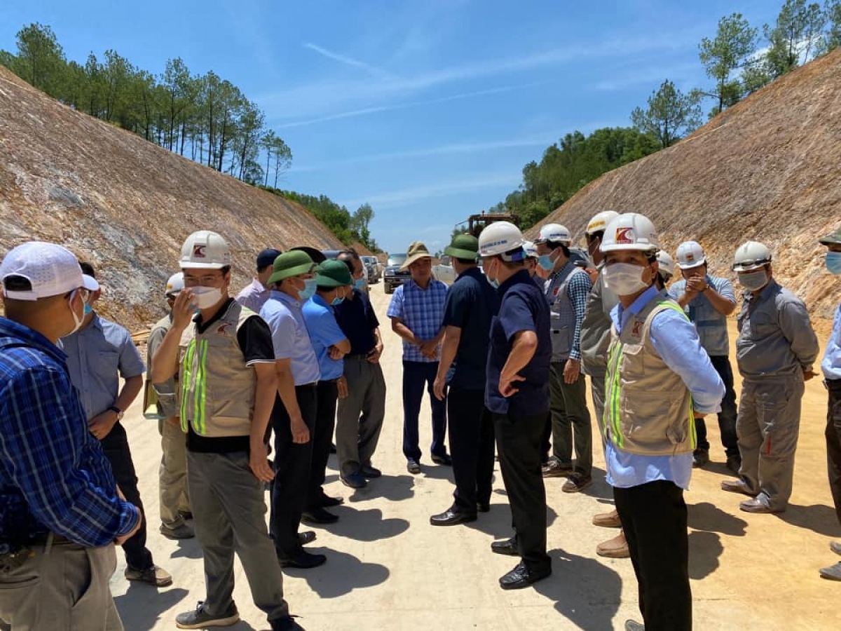 Đoàn công tác của Bộ GTVT kiểm tra công trường Cao tốc Cam Lộ - La Sơn.