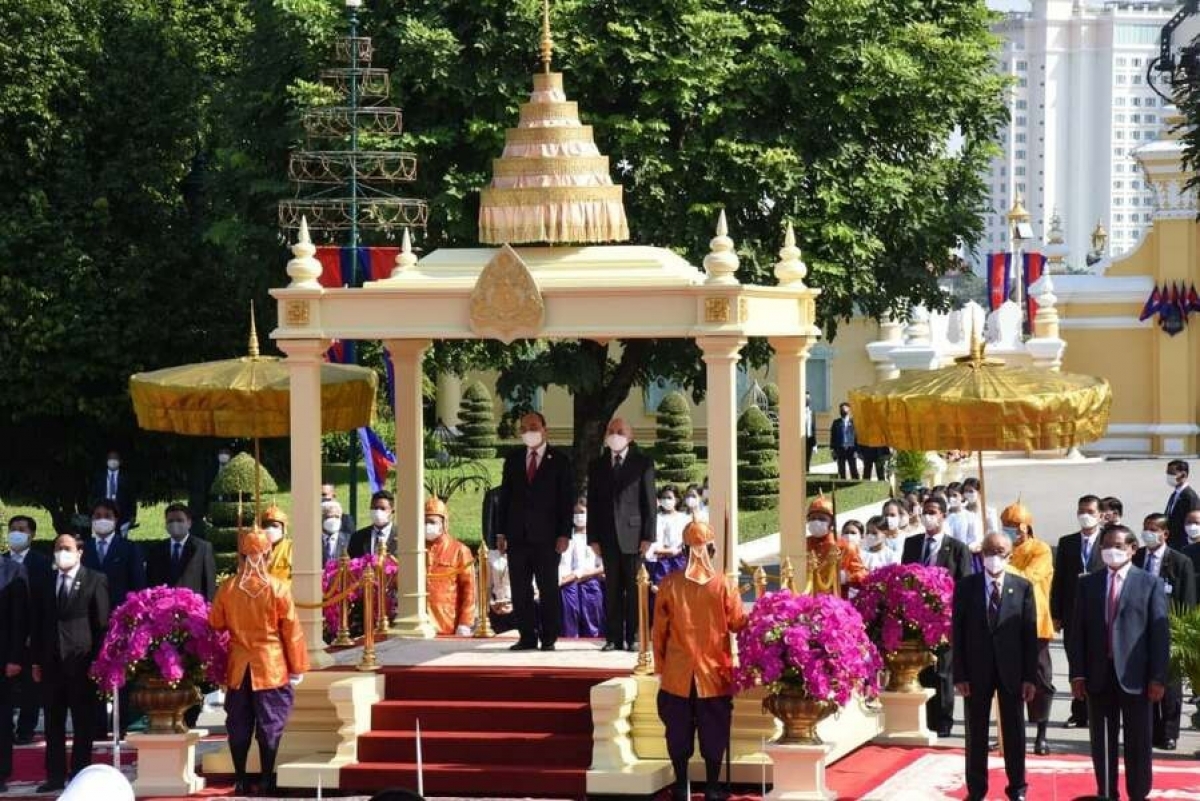 Sáng 21/12, tại Hoàng Cung Campuchia, Quốc vương Norodom Sihamoni chủ trì lễ đón trọng thể Chủ tịch nước Nguyễn Xuân Phúc.