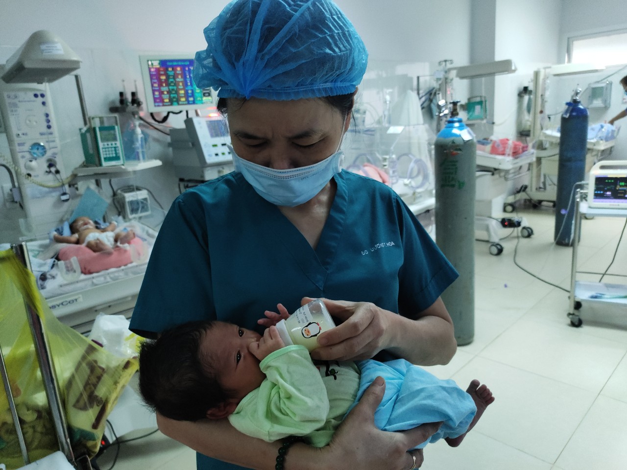 Điều dưỡng Dương Thị Hoa luôn cố gắng tìm nguồn sữa mẹ cho các bé bú để tăng sức đề kháng.